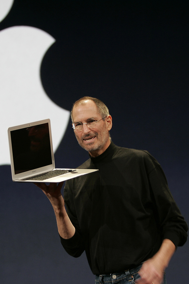 Стив джобс основатели компаний сша. Стив Джобс айфон 4. Стив Джобс с айфоном 4s. Стив Джобс 2009. Стива Джобса Apple.